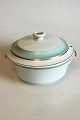 Royal 
Copenhagen 
Dybbol Tureen 
No 9576. 
Measures 18 cm 
/ 7 3/32 in. x 
25 cm / 9 27/32 
in.