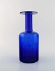 Otto Brauer for Holmegaard. Stor vase/flaske i blåt kunstglas. 1960