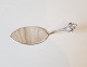 Cake server in 
silver
Stamps: 830s
Length 14 cm.