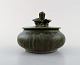 Arne Bang. Lågkrukke i glaseret keramik. Låg med bladværk. Smuk glasur i grønne 
nuancer. 1930