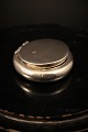 Old pill can in 
silver, 
stamped.
H:1.5cm. 
Dia.:4,5cm.