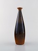 Carl-Harry Stålhane for Rörstrand/Rørstrand. Stilren vase i glaseret keramik. 
Fantastisk glasur i brune nuancer. 1950