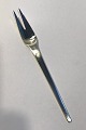 Georg Jensen 
Sterling Silver 
Caravel Meat 
Fork Measures 
21 cm(8 17/64 
in)