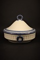 Royal 
Copenhagen Blue 
Fan round 
terrine with 
lid.
H: 16.5cm. 
Dia.:21,5cm.
Decoration 
number: ...