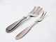Server (1.100 
DKK) and 
carving fork 
(1.200 DKK) in 
heritage silver 
no. 1 by Hans 
Hansen.
25 cm ...
