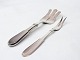 Serving fork 
and carving 
fork in 
heritage silver 
No. 1 by Hans 
Hansen.
Serving fork: 
DKK ...