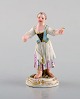 Sjælden antik Meissen miniature figur efter Johann Joachim Kändler i håndmalet 
porcelæn. Pige med blomster. Dateret 1850-80. Modelnummer 2869.
