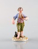 Sjælden antik Meissen miniature figur efter Johann Joachim Kändler i håndmalet 
porcelæn. Dreng med falk. Dateret 1850-80. Modelnummer 2869.
