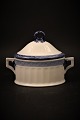 Royal 
Copenhagen Blue 
Fan oval sugar 
bowl with lid.
H: 10cm. 
12,5x6cm.
Decoration 
number: ...