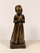 Bronze figure 
girl crocheting 
H. 27.5cm 
Weight 
1805grams