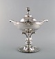 Thorvald Nielsen Meier, Copenhagen 1917-1948. Large boat-shaped lidded compote 
in hammered silver (830). Copenhagen silver master. Dated 1917.
