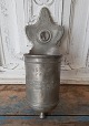 Cutlery holder 
in pewter from 
1708
Stamped 1708 - 
appears with 
dating and 
initials. 
Height 28 cm.