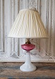 Smuk 1800tals 
opaline lampe 
med 
oliebeholder i 
rosa/hindbær 
farvet glas.
Omlavet til 
el.
Højde ...