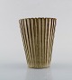 Arne Bang (1901-1983), Danmark. Art deco kanneleret vase i glaseret keramik. 
Smuk glasur i sand nuancer. 1930/40