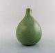 Axel Salto for Royal Copenhagen. Løgformet vase af stentøj med smal munding, 
dekoreret med celadonglasur. 1940