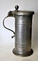 German pewter 
mug, 18th 
century, 
smooth, with 
decorations on 
the handle. 
Stamped. H.: 47 
cm.