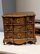 Miniature 
dresser of 
oak-cracked 
front Denmark 
19th century. 
Height 30cm Top 
33 x 20.5cm.