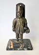 Figur af 
patineret 
bronze i form 
af mand, der 
sælger 
grøntsager. ca. 
1900. Tyskland. 
Figur med ...