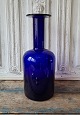 Holmegaard blue 
Otto Brauer 
floor vase. 
Designed by 
Otto Brauer in 
1962. 
Height 43 cm.