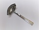 Champagne. 
Silver cutlery 
(830). Sauce 
ladle. Length 
17 cm.