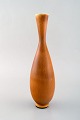 Berndt Friberg (1899-1981) for Gustavsberg Studiohand. Stor vase i glaseret 
stentøj. Smuk glasur i lysebrune nuancer. 1950/60