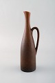 Carl-Harry Stålhane for Rörstrand. Vase med hank i glaseret stentøj. Smuk glasur 
i brune nuancer. 1960