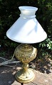 Petroleum lamp 
in brass, 
converted to 
electricity, 
19th century 
England. 
Stamped. With 
...