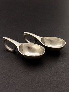 A pair of bitter spoons pewter