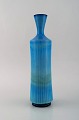 Berndt Friberg for Gustavsberg Studio Hand. Stor modernistisk vase i glaseret 
keramik. Smuk glasur i lyseblå nuancer. Dateret 1965.
