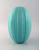 Michael Andersen. Stor vase i glaseret keramik med rillet korpus. Smuk glasur i 
turkis nuancer. 1960