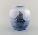Royal Copenhagen vase i håndmalet porcelæn med sejlbåd. 1930/40