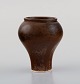 Annikki Hovisaari (1918–2004) for Arabia. Miniature vase i glaseret keramik. 
Smuk glasur i brune nuancer. 1960