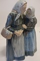 Porcelain figure "Sladrekællingerne" (The gossips 
/ The scandalmonger) from Royal Copenhagen, 
Denmark
A large Kgl. figure
RC-no. 1319
Design: Chr. Thomsen in 1911
H: 30cm
W: 22cm
2. grade
In a very good condition and with very good 
shades in the co