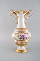 Stor antik Meissen vase med hanke i håndmalet porcelæn med blomster og 
gulddekoration. Sent 1800-tallet.

