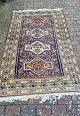 Beautiful real rug - Design with four geometric medallions. Dimensions 140 x 232 cm.