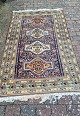 Beautiful real 
rug - Design 
with four 
geometric 
medallions. 
Dimensions 140 
x 232 cm.