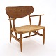 Hans J. Wegner CH22 Armstuhl. Eiche, sehr schön patiniert. Gestempelt. 
Hergestellt von Carl Hansen & Søn, Dänemark