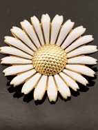 Marguerite brooch