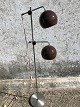 Floor lamp from 
the 1970s with 
brown shades. 
and yellowed 
wires. Height 
136 cm