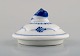 Antikt Bing og Grøndahl låg til kande i håndmalet porcelæn. Lågknop i form af 
sneglehus. Sent 1800-tallet.
