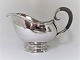 Grann & Laglye. 
Silber 
Saucenschüssel. 
Höhe 13 cm. 
Produziert 
1950.