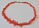 Red coral 
chain, 20th 
century. With 
screw lock. L 
.: 43 cm.