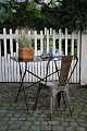 Old French cafe 
table in 
completely 
trimmed iron 
with super fine 
patina.
Fine as a 
console ...