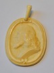 Pendant in ivory with man in profile, 19th century Oval. With eyelet. 5 x 4 cm.