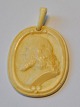 Pendant in 
ivory with man 
in profile, 
19th century 
Oval. With 
eyelet. 5 x 4 
cm.