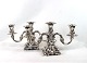 A set of two 
armed 
candlesticks of 
hallmarked 
silver.
18 x 31 x 10 
cm.