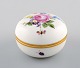 Meissen bonboniere in hand-painted porcelain with floral motifs. 20th century.
