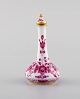 Meissen Pink Indian flakon med prop i håndmalet porcelæn med lyserøde 
blomstermotiver. 1900-tallet.
