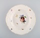 Antik Meissen dyb tallerken i håndmalet porcelæn med fersken og blomster. 
1800-tallet. 
