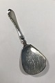 Hans Hansen 
Arvesølv No 3 
Server Measures 
 22.5 cm (8 
55/64 in)